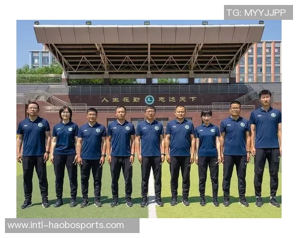 李凤楼教练带领足球队员奋勇拼搏展现青春风采与团队精神